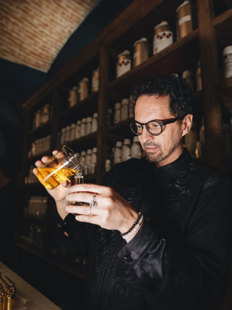 香りの魔術師と呼ばれる世界屈指の調香師シレノ・チェロニ