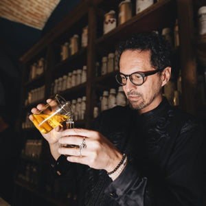 香りの魔術師と呼ばれる世界屈指の調香師シレノ・チェロニ